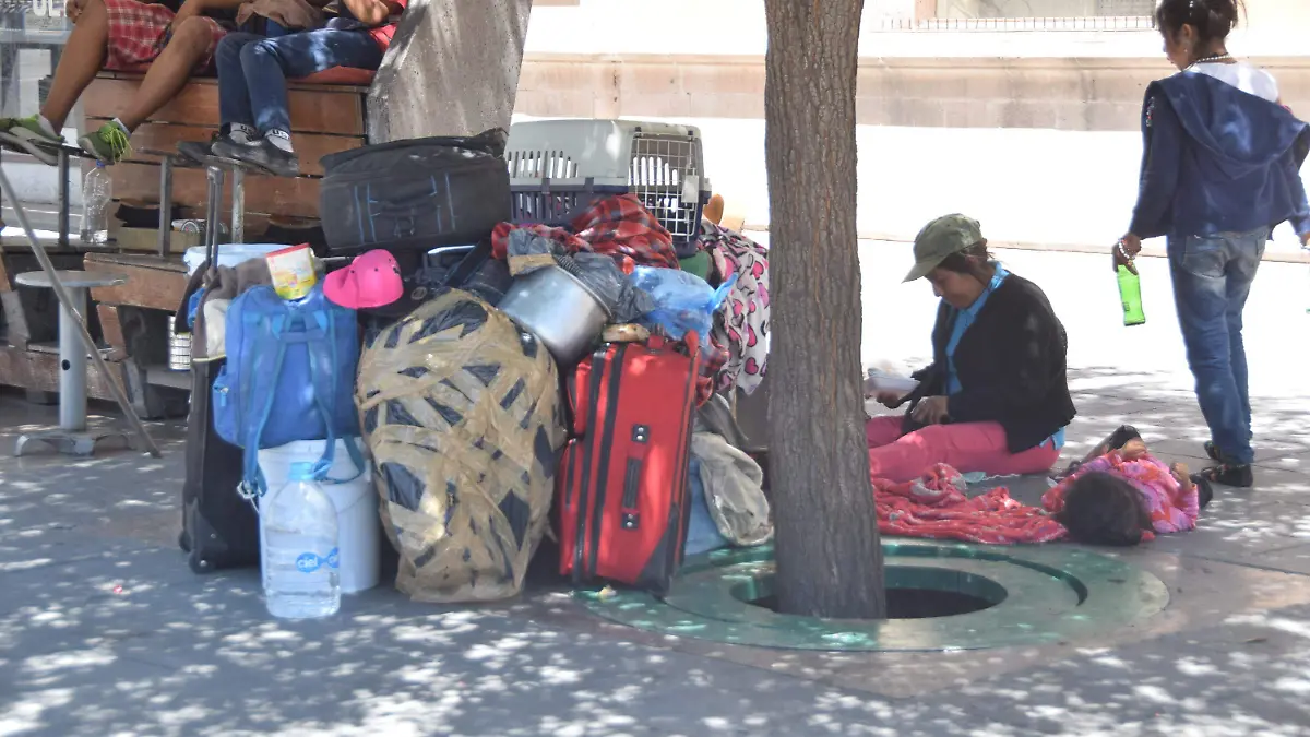 Familia migrantes en calle libertad y 2a a un costado de catedral (3)